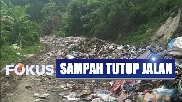 Gunungan sampah menutup jalan akses penghubung desa di Mandailing Natal, Sumatra Utara.