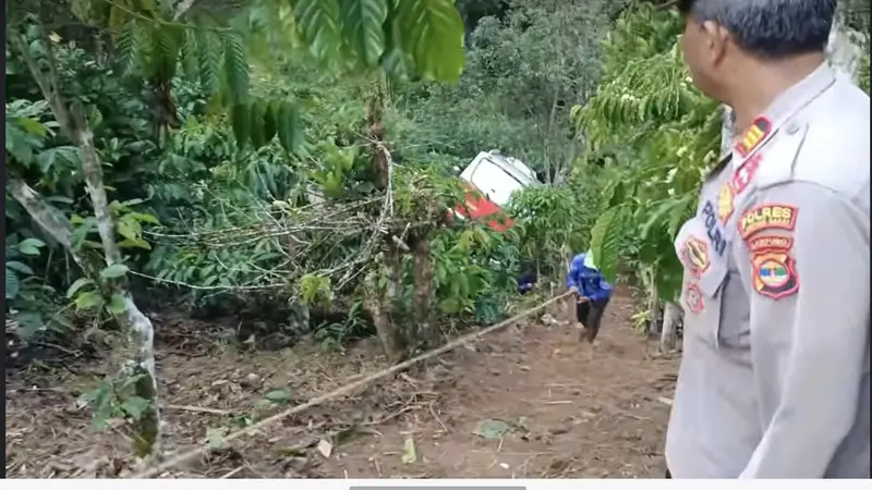 Tangkapan layar rekaman video bus Ranau Indah mengalami kecelalakaan lalu lintas terjun ke jurang di Lampung Barat. Foto : (Istimewa).