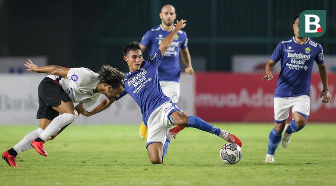 Pemain Persib Bandung, Zalnando (tengah) berebut bola dengan pemain Persipura Jayapura, Da Conceicao Hedipo Gustavo (kiri) dalam laga pekan ke-10 BRI Liga 1 2021/2022 di Stadion Manahan, Solo, Sabtu (30/10/2021). (Bola.com/Bagaskara Lazuardi)