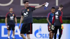 Pelatih baru Spanyol, Fernando Hierro, memberikan instruksi saat latihan perdananya di Krasnodar Academy, Krasnodar, Selasa (13/6/2018). Legenda Real Madrid ini ditunjuk menggantikan Julen Lopetegui. (AFP/Pierre-Philippe Marcou)