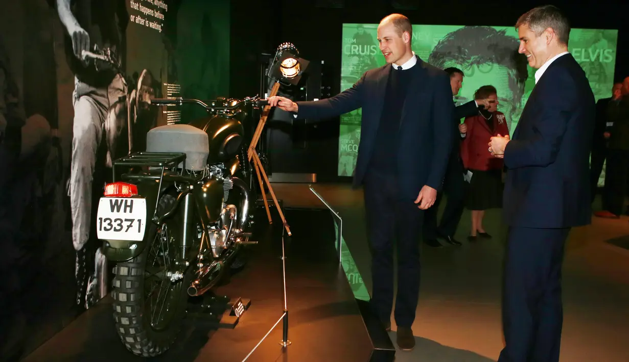 Pangeran William melihat motor Triumph Bonneville 1971 yang digunakan dalam film The Great Escape dalam kunjungannya ke pabrik Triumph Motorcycles di Hinckley, Inggris, Selasa (20/2). (AFP PHOTO/POOL/Ian Vogler)