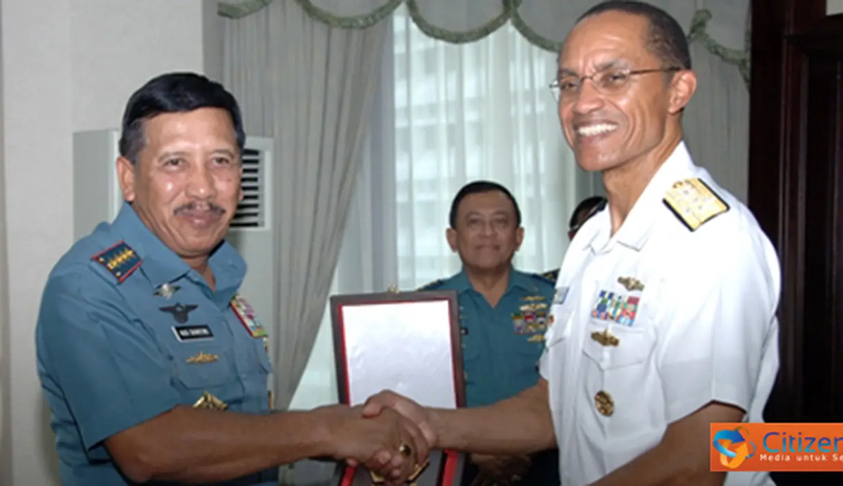 Citizen6, Jakarta: Panglima TNI Laksamana TNI Agus Suhartono menerima CC Commander U.S. Pacific Fleet Admiral Cecil  Haney, di ruang kerja Panglima TNI, Mabes TNI Cilangkap Jakarta, Senin (16/7). (Pengirim: Badarudin Bakri).