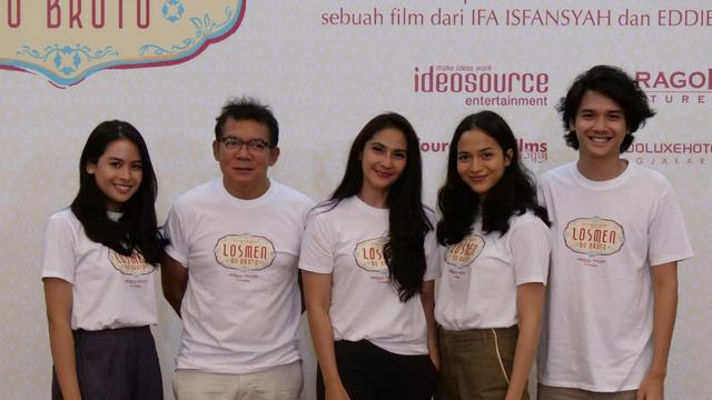 Baskara Mahendra dengan para pemain film Losmen Bu Broto. (Foto: Dok. Paragon Pictures)