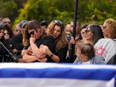 Keluarga dan teman Alon Shamriz, 26, berduka saat pemakamannya di pemakaman Kibbutz Shefayim, Israel selatan, Minggu (17/12/2023). Shamriz adalah salah satu dari tiga sandera yang secara keliru ditembak mati oleh pasukan Israel pada hari Jumat dalam sebuah pertempuran di lingkungan Kota Gaza yang hancur. (AP Photo/Ohad Zwigenberg)