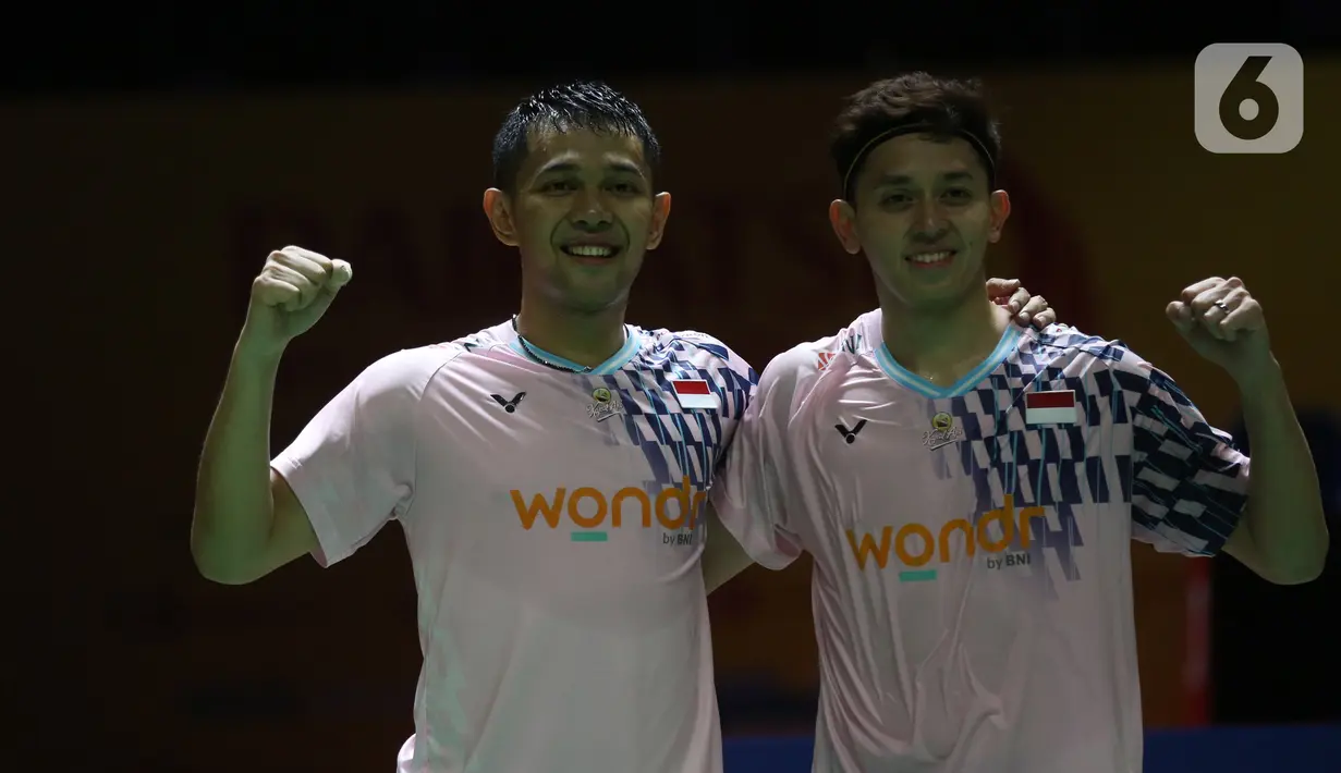 Fajar Alfian/Muhammad Rian Ardianto berhasil merebut satu tiket semifinal ganda putra Daihatsu Indonesia Masters 2025. Fajri tampil perkasa di laga perempat final dengan menghajar wakil China, Xie Hao Nan/ Zeng Wei Han. (Liputan6.com/Helmi Fithriansyah)