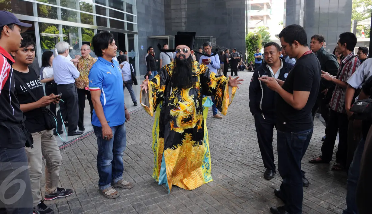 Seorang pria berpakaian khas budaya China ala Hakim Bao mendatangi Pengadilan Negeri Jakarta Pusat, Rabu (10/8). Hakim Bao atau Bao Zheng adalah seorang hakim dan negarawan terkenal pada zaman Dinasti Song Utara. (Liputan6.com/Helmi Afandi)