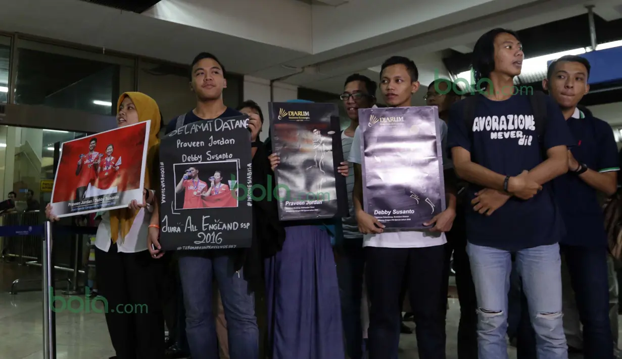 Penggemar menanti kedatangan Praveen Jordan/Debby Susanto di Bandara Soekarno-Hatta, Tangerang, Rabu (16/3/2016) WIB. (Bola.com/Nicklas Hanoatubun)