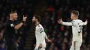 Pemain MU, Bruno Fernandes (tengah) melakukan protes kepada wasit, Robert Jones (kiri) setelah Scoot McTominay dilanggar pemain Crystal Palace di kotak penalti dalam pertandingan lanjutan Liga Inggris 2022/2023 yang berlangsung di Selhurst Park, London, Kamis (19/1/2023). (AFP/Adrian Dennis)