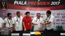 Ketua Umum PSSI, Edy Rahmayadi (kedua kanan) bersama Ketua SC, Maruarar Sirait (kanan) menunjukkan nota kerjasama dengan PWC usai penandatangan di Stadion Maguwoharjo, Sleman, Sabtu (4/2). (Liputan6.com/Helmi Fithriansyah)