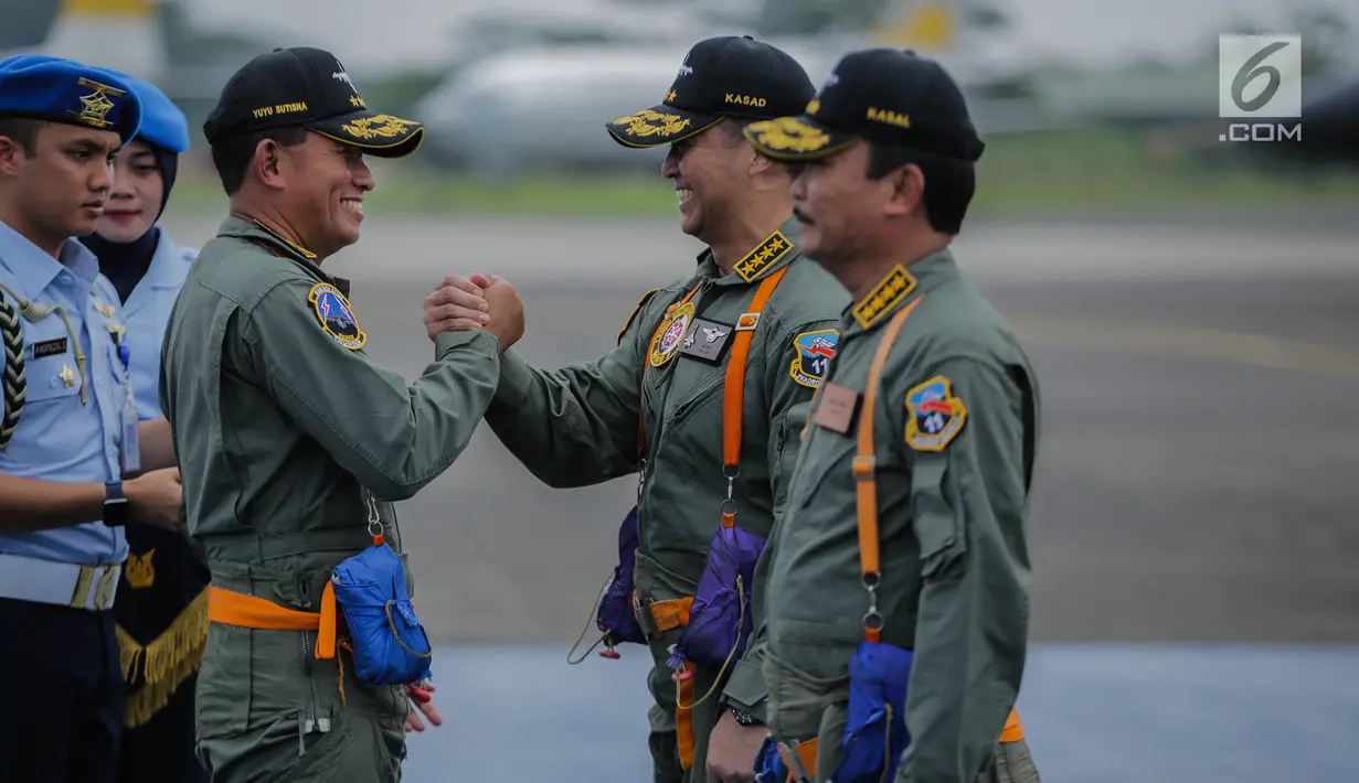 KSAU Marsekal TNI Yuyu Sutisna (kiri) salam komando dengan KSAD Jenderal TNI Andika Perkasa saat menyematkan Wing Penerbang Kehormatan sebelum joy flight di Lanud Halim Perdanakusuma, Jakarta, Jumat (5/4). Penyematan menunjukkan soliditas TNI antarangkatan. (Liputan6.com/Faizal Fanani)