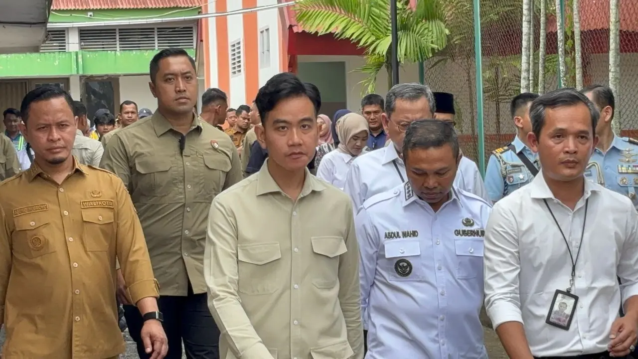 Wakil Presiden Rakabuming Raka datang ke Kantor Pos Pekanbaru memantau penyaluran BSU.