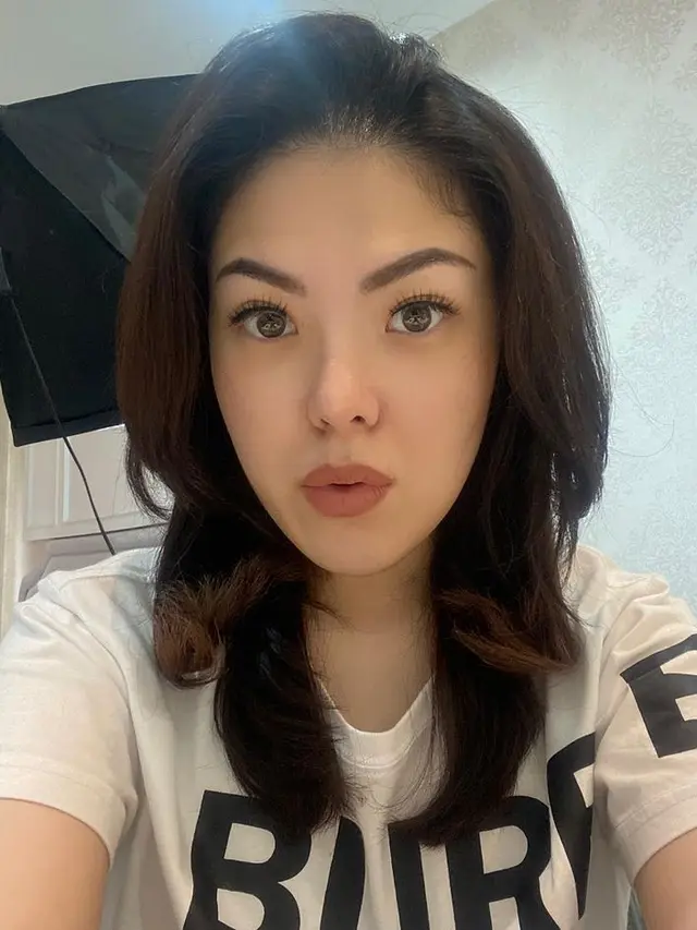 8 Potret Penampilan Baru Tina Toon dengan Wajah Tirus, Bikin Pangling