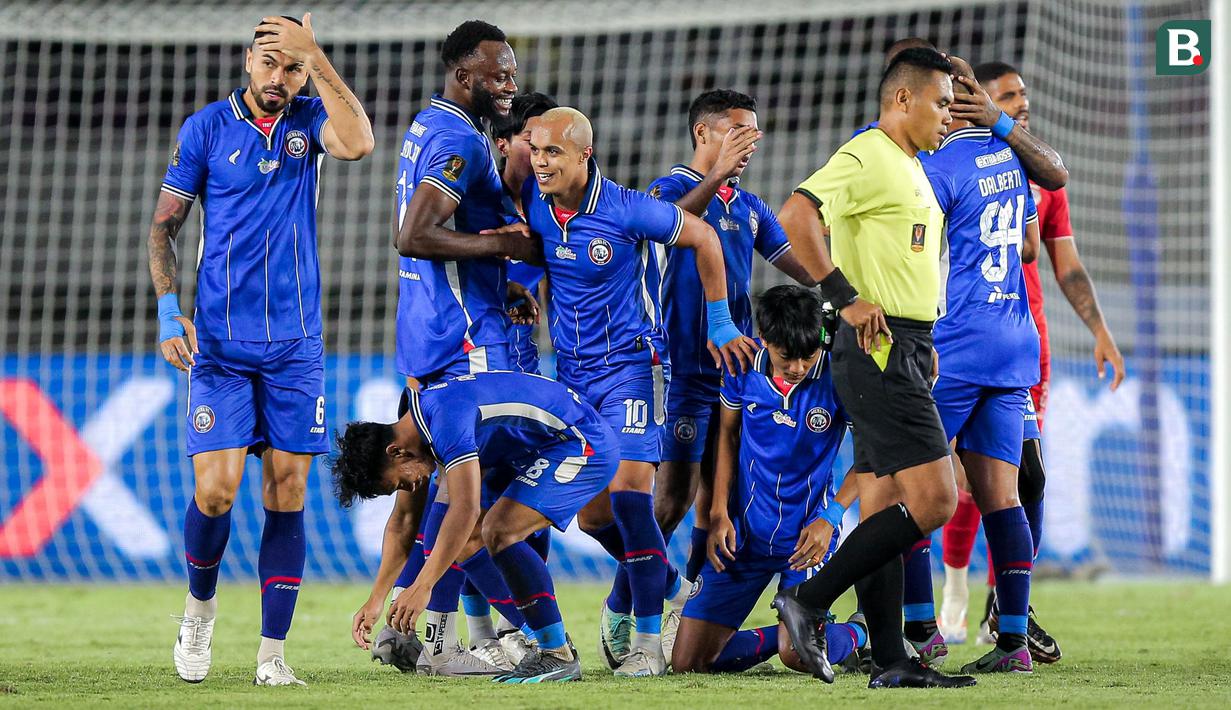 <p>Selebrasi para pemain Arema FC merayakan gol ke gawang Borneo FC yang dicetak Wiliam Moreira (tengah) pada laga final Piala Presiden 2024 di Stadion Manahan, Solo, Minggu (4/8/2024). (Bola.com/Bagaskara Lazuardi)</p>
