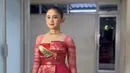 Tissa Biani tampil dengan dress pink, dengan aksen lengan transparan dan kain songket khas Bali. Baju tersebut dibuat oleh Jacob William. [@tissabiani]