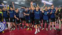 Penyerang Inter Milan, Lautaro Martinez (tengah), memimpin rekan-rekannya merayakan keberhasilan menjuarai Coppa Italia 2025/2026 setelah mengalahkan Lazio di pertandingan final yang digelar di Olimpico Stadium, Roma, Kamis (14/5/2026) dini hari WIB. (AP Photo/Andrew Medichini)