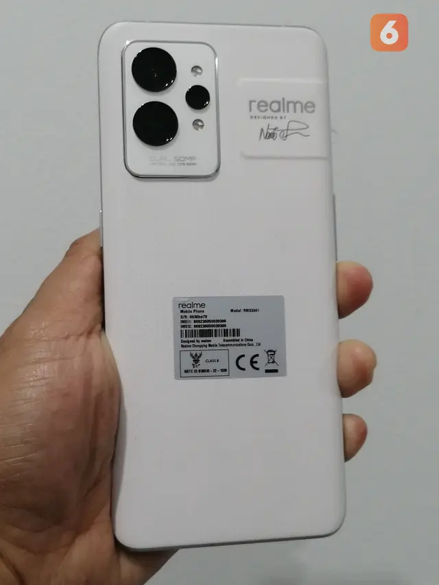 Bodi belakang Realme GT 2 Pro berbahan polimer bio yang ramah lingkungan dalam proses produksinya
