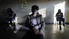 Murid kelas delapan duduk berjauhan pada hari pertama sekolah tatap muka di National School 1044 Santa Ana, Asuncion, Paraguay, Senin (30/8/2021). Sekolah tatap muka digelar setelah satu setengah tahun belajar jarak jauh di tengah pandemi COVID-19. (AP Photo/Jorge Saenz)