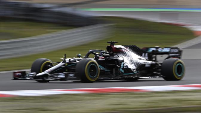 Pembalap Mercedes Lewis Hamilton mengemudikan mobilnya pada F1 GP Eifel di Nuerburgring, Nuerburg, Jerman, Minggu (11/10/2020). Hamilton dengan 91 kemenangannya menyamai legenda F1 Michael Schumacher. (Ronald Wittek, Pool via AP)