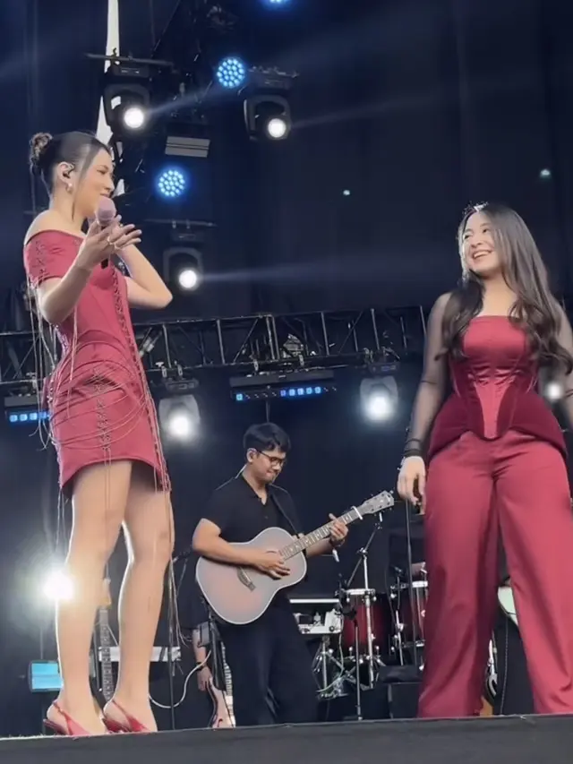 Bernadya kenakan baju merah siluet korset di Pestapora 2025. [@raisa6690]