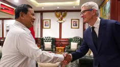 Selebaran foto yang dirilis pada 17 April 2024 oleh Kementerian Pertahanan Indonesia ini menunjukkan Menteri Pertahanan Indonesia dan Presiden terpilih Prabowo Subianto (kiri) bertemu dengan CEO Apple Timothy Donald Cook atau Tim Cook di Kantor Kementerian Pertahanan di Jakarta. (Handout/Kementerian Pertahanan Indonesia/AFP)