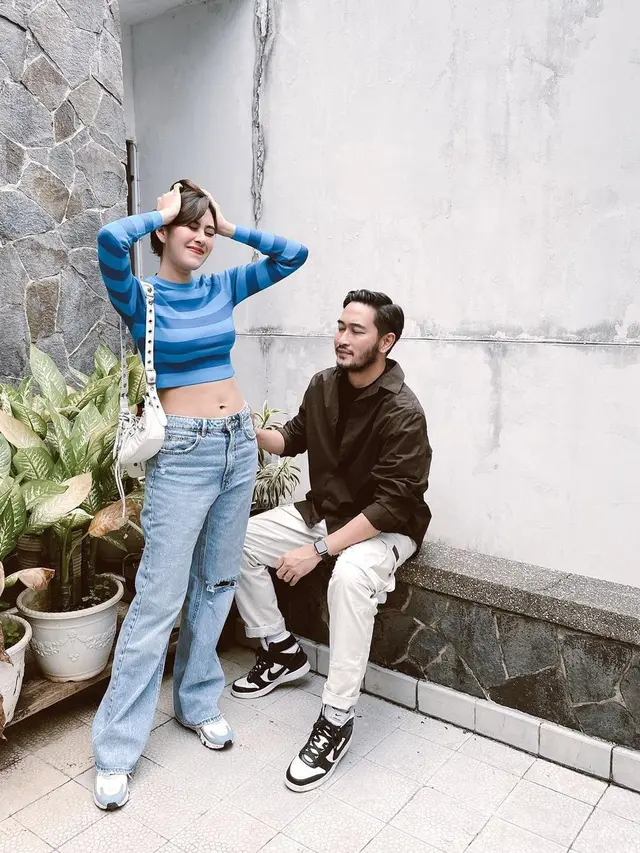 Syahnaz Sadiqah pamer perut rata