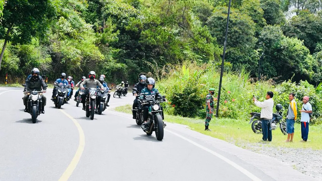 Presiden Joko Widodo atau Jokowi mengendarai sepeda motor Kawasaki W175 saat melakukan kunjungan kerja ke Kabupaten Toba, Sumatera Utara, Rabu (2/2/2022).