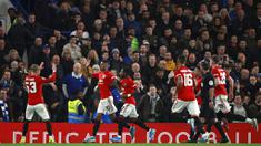 Para pemain Manchester United merayakan gol yang dicetak oleh Marcus Rashford ke gawang Chelsea pada laga Piala Liga Inggris 2019 di Stadion Anfield, Rabu (30/10). Manchester United menang 2-1 atas Chelsea. (AP/Ian Walton)