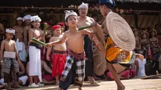Anak laki-laki mengambil bagian dalam ritual tahunan "Perang Pandan" (pertarungan daun Pandan), yang secara lokal dikenal sebagai "Mekare-kare," untuk menghormati Indra, dewa perang Hindu, di Tenganan Pegringsingan, Bali pada Kamis 11 Juni 2026. (LANA PRIATNA/AFP)