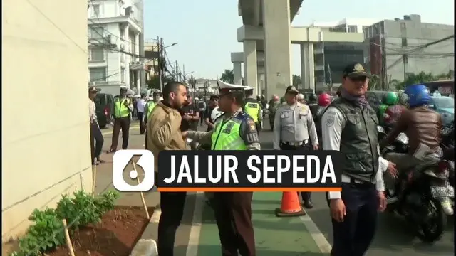 Polisi akan terus meakukan razia jalur speda di DKI Jakarta. Razia dilakukan secara acak di lokasi yang terjadi pelanggaran. Polisi akan langsung memberikan sanksi tilang. Razia di Jakarta Selatan diwarnai protes pengendara karena tidak adanya rambu ...