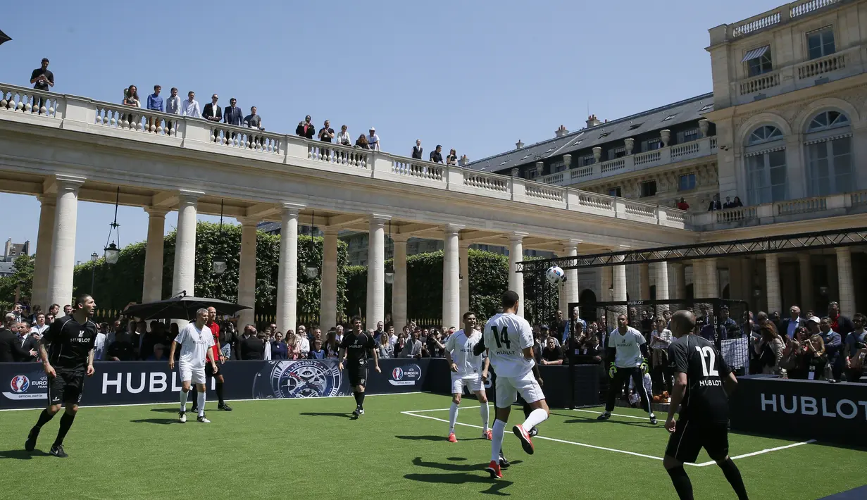 Suasana pertandingan persahabatan yang diadakan oleh produsen jam Hublot di Jardin du Palais Royal, Paris, jelang Piala Eropa 2016, (9/6/2016). (AFP/Patrick Kovarik)