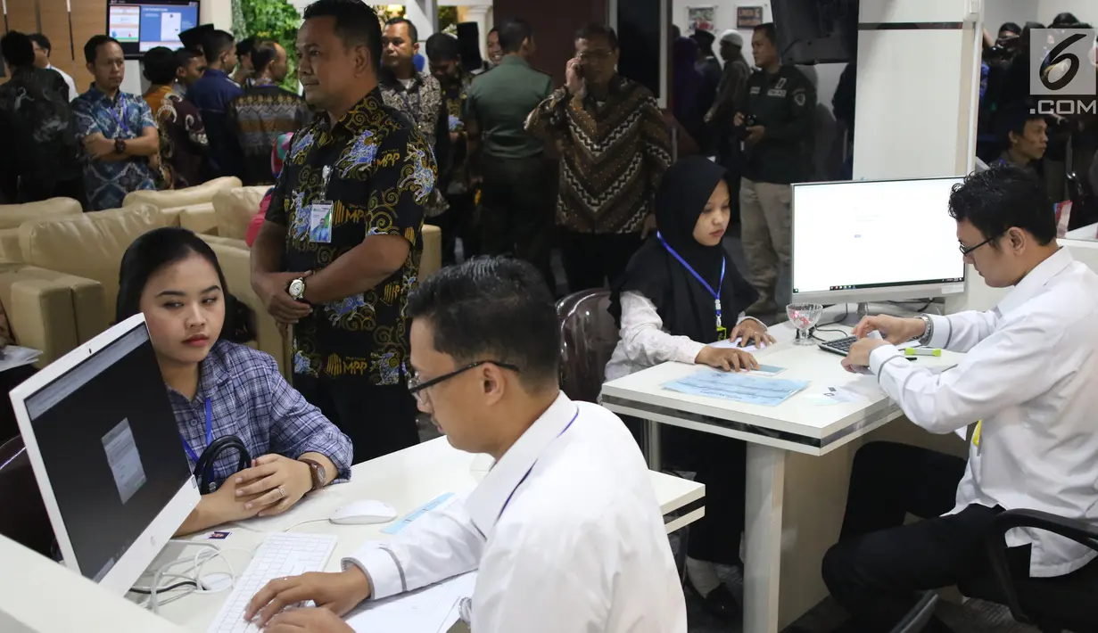 Warga mengurus dokumen di Mal Pelayanan Publik (MPP) di Lippo Plaza Kebun Raya Bogor, Senin (26/8/2019).  Penempatan MPP di mal sejalan dengan konsep Lippo Malls Indonesia, yaitu menjadikan pusat perbelanjaan sebagai service center untuk memenuhi kebutuhan masyarakat. (Liputan6.com/Angga Yuniar)