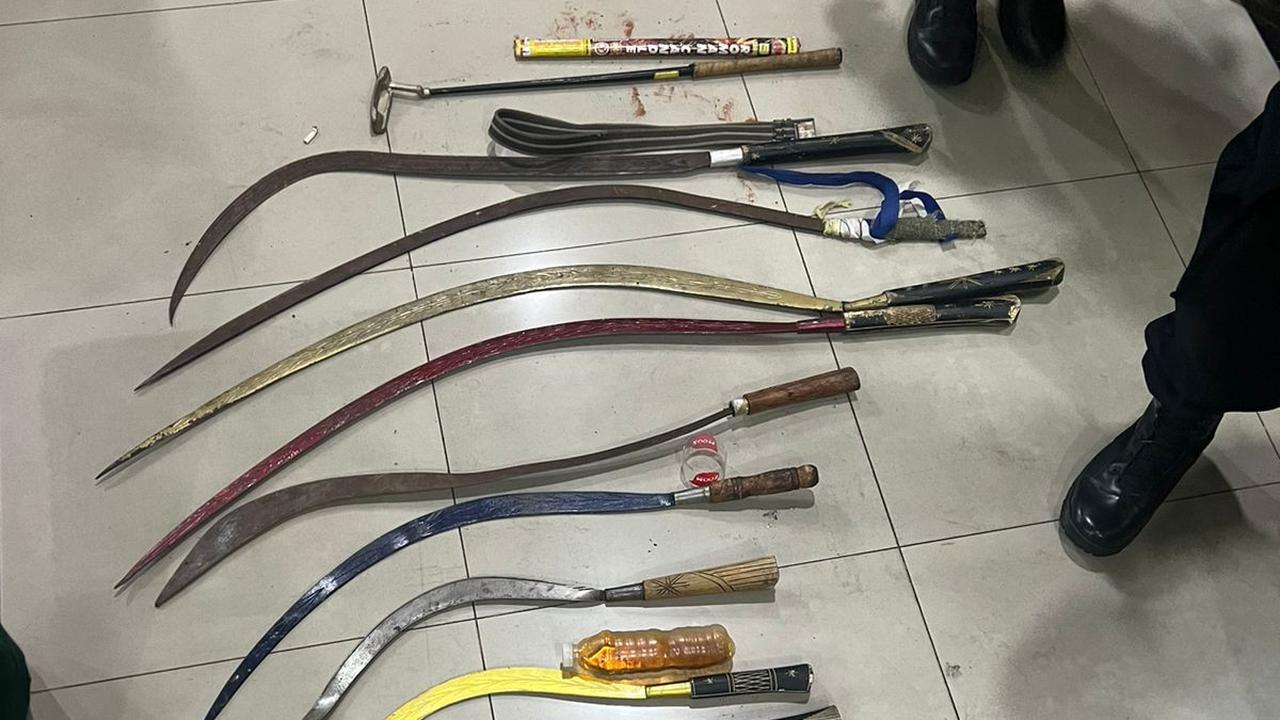 Polisi amankan barang bukti senjata tajam dan air keras yang diduga akan digunakan untuk tawuran.