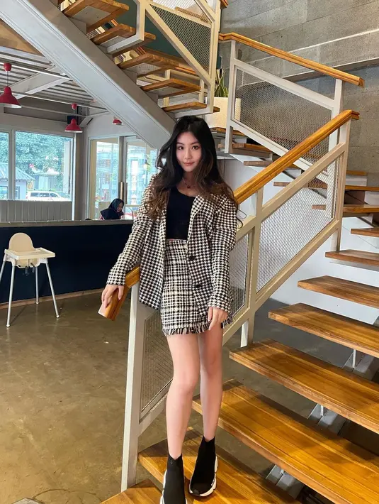 Paduan blazer dan split dress senada juga bisa diadaptasi menjadi gaya kasual yang stylish, kamu bisa memakainya untuk acara semi formal hingga formal. (Foto: Instagram/ Shannon Wong)