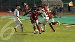 Penyerang timnas Indonesia U23 Yohanes Ferinando Pahabol lolos dari kepungan pemain Laos (Liputan6.com/Helmi Fithriansyah)