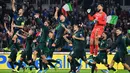 Para pemain Italia merayakan kemenangan atas Yunani pada laga Kualifikasi Piala Eropa 2020 di Stadion Olimpico, Roma, Sabtu (12/10). Italia menang 2-1 atas Yunani. (AFP/Alberto Pizzoli)
