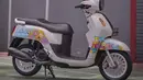Dalam memodifikasi kendaraan, kreativitas menjadi salah satu unsur utamanya. Fazzio berkelir putih gading ini diberi imbuhan stiker serial animasi The Simpsons yang membuatnya terlihat menggemaskan. Velg retro berdesain jari-jari menambah kesan funky. (Source: Instagram/@fazzioholic)