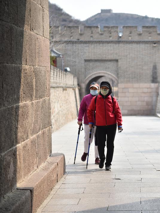 Sejumlah wisatawan mengunjungi Tembok Besar bagian Badaling di Beijing, ibu kota China, pada 24 Maret 2020. Bagian dari Tembok Besar yang terkenal di Beijing itu telah dibuka kembali sebagian pada Selasa (24/3), setelah ditutup selama hampir dua bulan akibat corona COVID-19. (Xinhua/Chen Zhonghao)