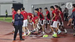 Ketua Umum Persatuan Sepak Bola Seluruh Indonesia (PSSI), Erick Thohir saat memantau sesi latihan timnas Indonesia di Stadion Madya, Senayan, Jakarta, Senin (2/6/2025). (Liputan6.com/Angga Yuniar)