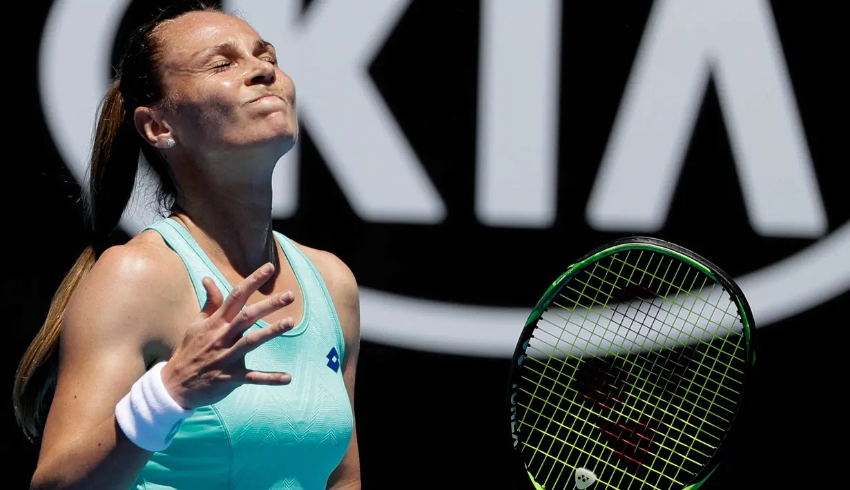 Ekspresi petenis Slovakia Magdalena Rybarikova saat melawan Kirsten Flipkens dari Belgia pada pertandingan putaran kedua di kejuaraan tenis Australia Terbuka di Melbourne, Australia, (17/1). (AP Photo / Dita Alangkara)