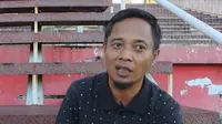 Mantan striker Persebaya Surabaya, Abdul Kirom dalam channel youtube Omah Balbalan. (Bola.com/Abdi Satria)