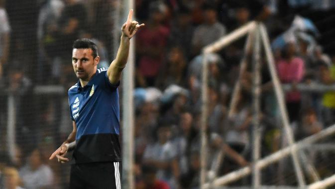 Pelatih timnas Argentina, Lionel Scaloni memimpin pasukannya Meksiko pada laga persahabatan yang berlangsung di stadion Malvinas, Rabu (21/11). Argentina menang 2-0 atas Meksiko (AFP/Andres Larrovere)