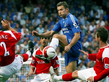 Striker legendaris AC Milan, Andriy Shevchenko, diboyong Chelsea pada 1 Juli 2006. Namun sayang, peraih Ballon d'Or tahun 2004 itu gagal menunjukkan penampilan terbaiknya di Stamford Bridge hingga kalah bersaing dengan Didier Drogba. (AFP/Adrian Dennis)