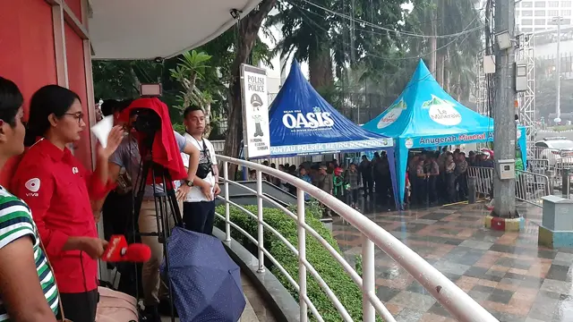 Hujan deras mengguyur Jakarta jelang malam pergantian tahun, Selasa (31/12/2019).(Liputan6.com/ Yopi Makdori)