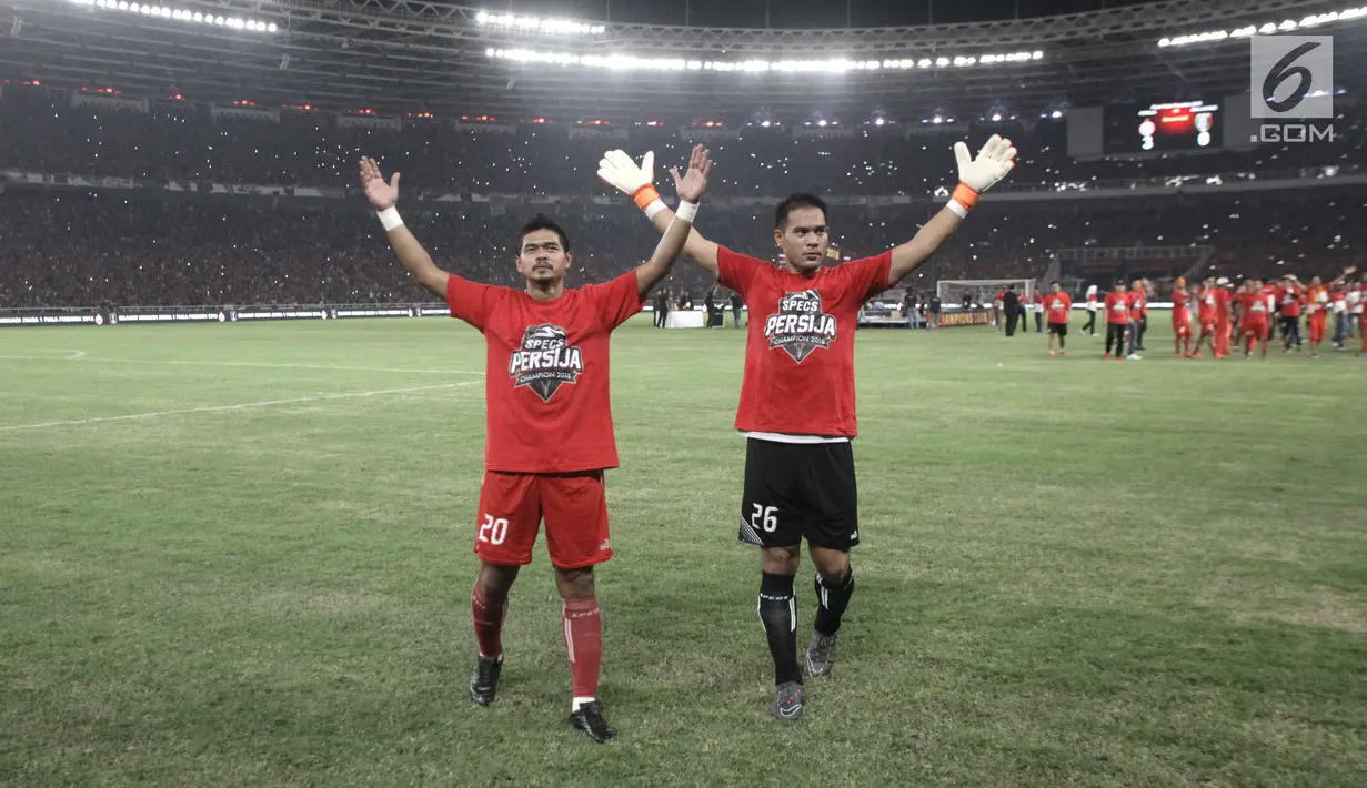 Dua pemain Persija Jakarta berselebrasi dihadapan penonton dan suporter usai laga final melawan Bali United di Stadion Utama GBK, Senayan, Jakarta, Sabtu (17/2). Persija menang 3-0 atas Bali United. (Liputan6.com/Arya Manggala)
