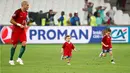 Bek Portugal, Pepe, bercanda dengan anak-anaknya setelah menang adu penalti melawan Polandia pada laga perempat final Piala Eropa 2016 di Stade Velodrome, Marseille, Jumat (1/7/2016) dini hari WIB. (Reuters/Michael Dalder)