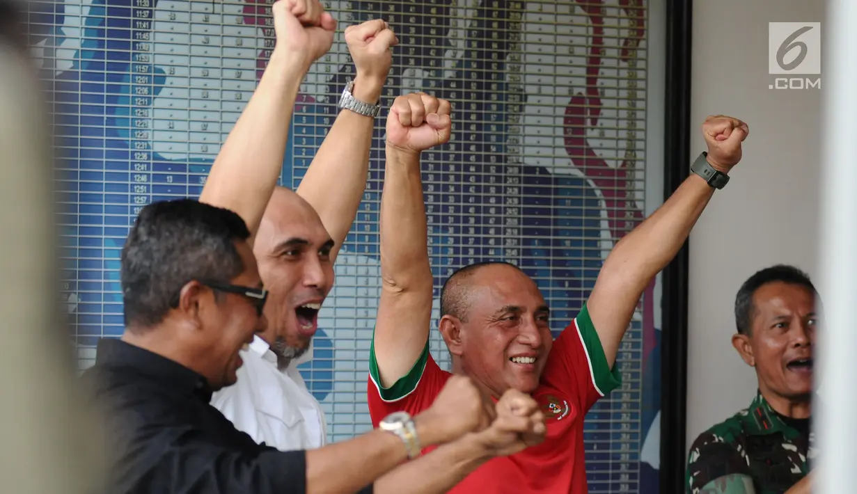 Ketua Umum PSSI, Edy Rahmayadi (kaos merah) saat nonton bareng laga Timnas U-19 melawan Brunei pada fase grup Piala AFF U-18 jelang pelepasan di Lapangan Atang Sutresna, Jakarta, Rabu (13/9). (Liputan6.com/Helmi Fithriansyah)