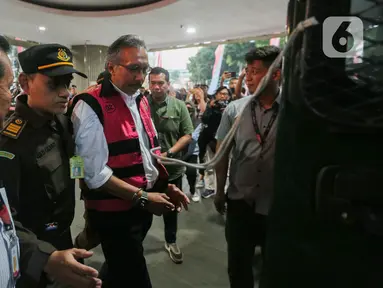 Ridwan Djamaluddin selaku mantan Direktur Jenderal Mineral dan Batu Bara (Dirjen Minerba) Kementerian Energi dan Sumber Daya Mineral (ESDM) dimasukkan ke dalam mobil tahanan, usai diperiksa di Gedung Bundar Jaksa Agung Muda Pidana Khusus (Jampidsus) Kejagung, Jakarta, Rabu (09/08/2023). (Liputan6.com/Faizal Fanani)