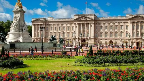 Potret Buckingham Palace (Sumber: Foodandwine.com)