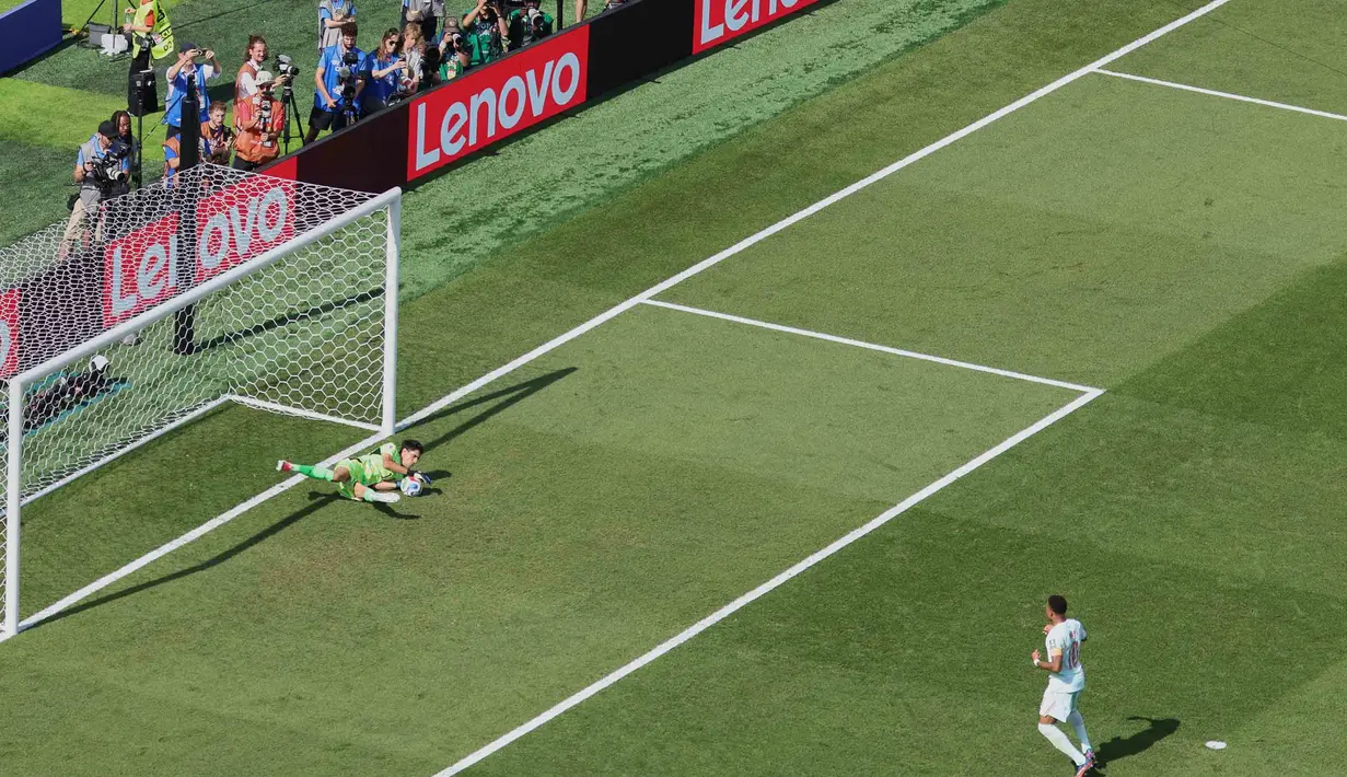 Kiper Maroko Yassine Bounou menghentikan tendangan penalty pemain Prancis  Kylian Mbappe selama pertandingan perempat final Piala Dunia di Foxborough, Mass., dekat Boston, Kamis, 9 Juli 2026. (AP Photo/Mark Stockwell)