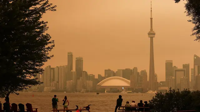 Langit  Kota Toronto Berubah Kekuningan akibat Asap Kebakaran Hutan